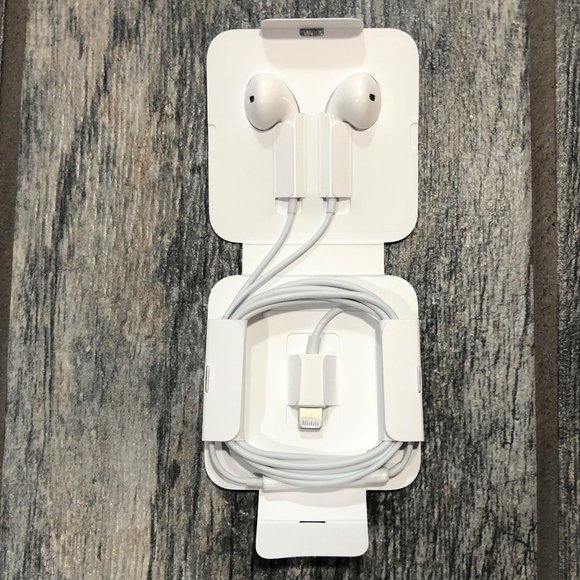 NEW Apple Ear Pods with Lightning Connector - Picture 3 of 9